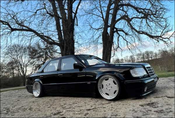 1:18 Mercedes Benz 500 E 6.5L BRABUS - Black Edition